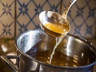 تاثیر-خوردن-آب-گوشت-بر-روی-پوست